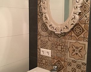 Stijlvolle badkamer met uniek tegelwerk in Vakantiehuis in Hulshorst, Veluwe.