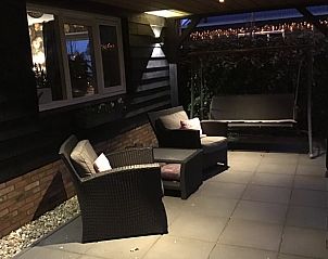 Verlichte veranda in de avond bij Vakantiehuis in Hulshorst, Veluwe.