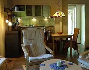 Gezellige binnenruimte van Vakantiehuisje in Hulshorst met open keuken, Veluwe, Gelderland.