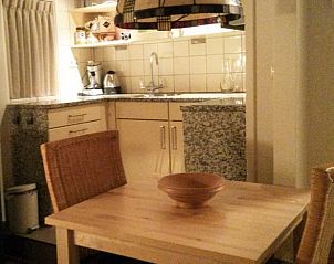 Knusse eethoek in Vakantiehuisje in Hulshorst met rustieke keuken, Veluwe, Gelderland.