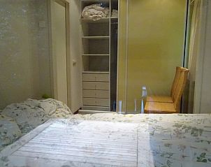 Slaapkamer in Vakantiehuisje in Hulshorst met ruime kast, gelegen op de Veluwe, Gelderland.