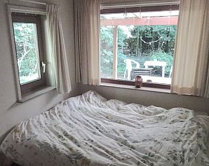 Comfortabel bed in Vakantiehuisje in Hulshorst met uitzicht op terras, Veluwe, Gelderland.