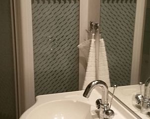 Moderne badkamer in Vakantiehuisje in Hulshorst met stijlvolle wastafel, Veluwe, Gelderland.