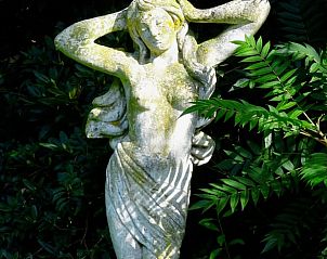 Beeldhouwwerk in de tuin van Vakantiehuisje in Hulshorst, Veluwe, Gelderland.