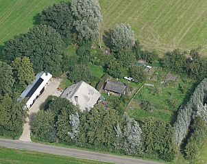 Luchtfoto van vakantiehuis in Hulshorst, omgeven door weelderige natuur, Veluwe, Gelderland.