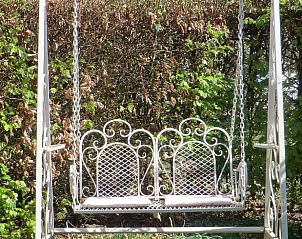 Romantische schommel in de tuin van vakantiehuis in Hulshorst, Veluwe, Gelderland.