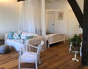 Sfeervolle zithoek in vakantiehuis in Hulshorst met houten balken, Veluwe, Gelderland.