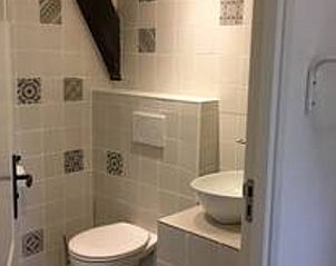 Stijlvolle badkamer in vakantiehuis in Hulshorst met moderne tegels, Veluwe, Gelderland.