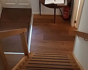 Houten trap in vakantiehuis in Hulshorst, leidt naar knusse zolder, Veluwe, Gelderland.