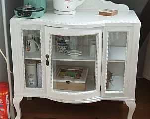 Vintage kast met servies in vakantiehuis in Hulshorst, Veluwe, Gelderland.