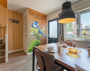 Eetgedeelte van Pimpelmees vakantiehuis in Hulshorst, Veluwe met sfeervolle verlichting en uitzicht.