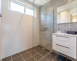 Ruime inloopdouche in de badkamer van Pimpelmees vakantiewoning in Hulshorst, Veluwe.