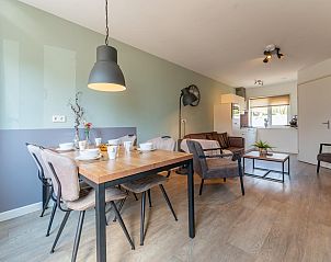 Eetkamer van Pimpelmees vakantiehuis in Hulshorst, Veluwe met houten tafel en moderne stoelen.