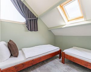 Tweepersoonsslaapkamer in Pimpelmees vakantiewoning in Hulshorst, Veluwe met dakraam.