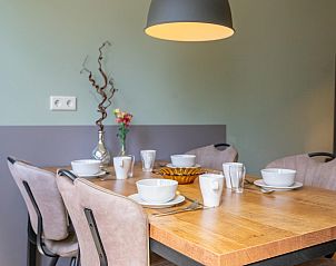 Stijlvolle eetkamer in Pimpelmees vakantiehuis in Hulshorst, Veluwe met moderne inrichting.