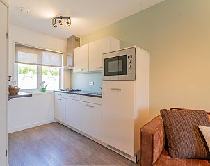 Moderne keuken in vakantiehuis Koolmees, Hulshorst, Veluwe met inbouwapparatuur en veel lichtinval.