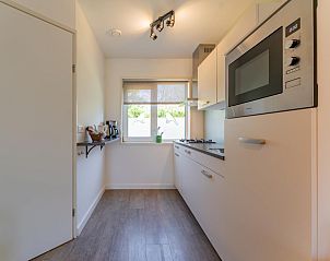 Keuken in vakantiehuis Koolmees, Hulshorst, Veluwe met moderne apparatuur en veel werkruimte.