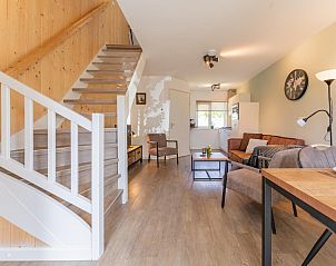 Woonkamer in vakantiehuis Koolmees, Hulshorst, Veluwe met stijlvolle inrichting en veel licht.