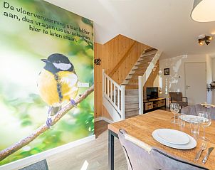 Ruime woonkamer in vakantiehuis Koolmees, Hulshorst, Veluwe met comfortabele zithoek en moderne inrichting.