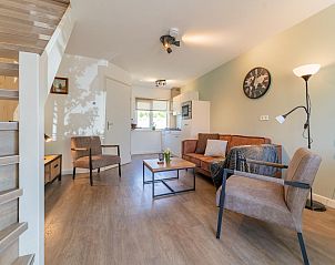 Gang in vakantiehuis Koolmees, Hulshorst, Veluwe met toegang tot slaapkamers en moderne houten afwerking.