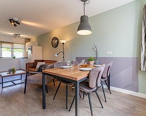 Slaapkamer met twee bedden in vakantiehuis Koolmees, Hulshorst, Veluwe met dakraam en moderne inrichting.