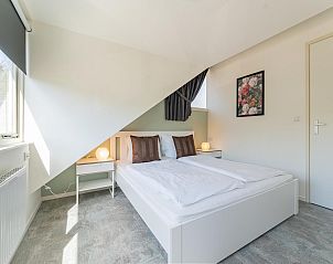 Tweede slaapkamer in vakantiehuis Zwarte Mees, Hulshorst, Veluwe. Gezellig ingericht met kunst aan de muur.