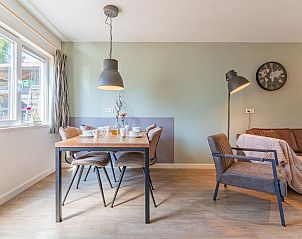 Eethoek in vakantiehuis Zwarte Mees, Hulshorst, Veluwe. Stijlvolle tafel met comfortabele stoelen en sfeervolle lamp.