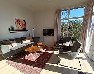 Stijlvolle woonkamer in Vakantiehuis Cube La Mer, Hulshorst, Veluwe, met veel natuurlijk licht.