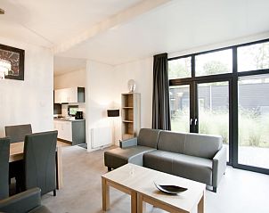 Gezellige binnenruimte van Vakantiehuis Cube La Mer in Hulshorst, Veluwe, met open keuken.