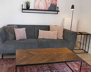 Comfortabele bank in Vakantiehuis Cube La Mer, Hulshorst, Veluwe, ideaal voor ontspanning.