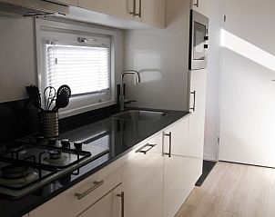Volledig uitgeruste keuken in Vakantiehuis Cube La Mer, Hulshorst, Veluwe, met moderne apparaten.