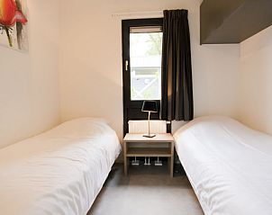 Gezellige tweepersoonsslaapkamer in Vakantiehuis Cube La Mer, Hulshorst, Veluwe, met frisse inrichting.
