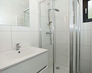 Moderne badkamer met douche in Vakantiehuis Cube La Mer, Hulshorst, Veluwe, voor optimaal comfort.