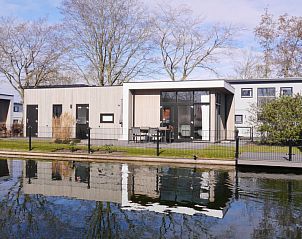 Vakantiehuis Cube La Mer in Hulshorst, Veluwe, met terras aan het water voor ontspanning.