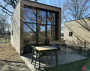 Buitenterras van Vakantiehuis Tiny House 2 in Hulshorst Veluwe, perfect voor buiten dineren.