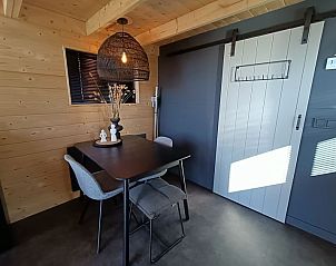 Eethoek in Vakantiehuis Tiny House 2 Hulshorst Veluwe, met moderne tafel en stoelen.