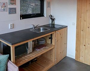 Compacte keuken in Vakantiehuis Tiny House 2 Hulshorst Veluwe, met moderne voorzieningen.