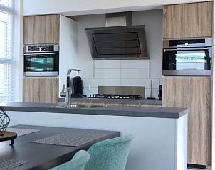 Moderne keuken in Vakantiehuis L-Cube4, Hulshorst, Veluwe met hoogwaardige apparatuur.