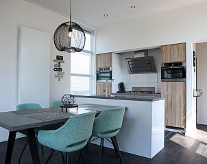 Eethoek met moderne inrichting in Vakantiehuis L-Cube4, Hulshorst, Veluwe.