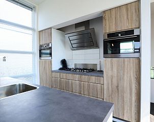 Keuken met strakke afwerking in Vakantiehuis L-Cube4, Hulshorst, Veluwe.