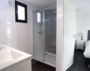 Moderne badkamer in Vakantiehuis Cube Exclusif Waterfront 4, Hulshorst, Veluwe, met douche en wastafel.