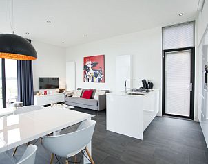 Eetruimte en keuken in Vakantiehuis Cube Exclusif Waterfront 4, Hulshorst, Veluwe, met strakke lijnen en design.