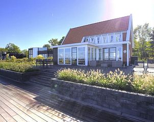 Vakantiehuis in klassieke stijl bij Vakantiehuis Cube Exclusif Waterfront 4, Hulshorst, Veluwe, met grote ramen.