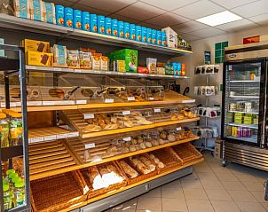 Winkel met vers brood en producten bij Vakantiehuis Cube Exclusif Waterfront 4, Hulshorst, Veluwe.