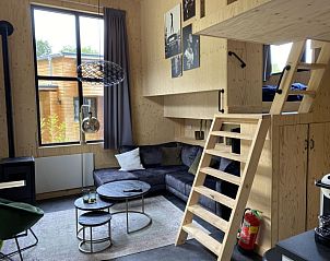 Stijlvolle binnenruimte van Vakantiehuis Tiny House 4 in Hulshorst, Veluwe, met houten interieur en comfortabele meubels.
