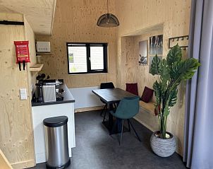 Eetgedeelte van Vakantiehuis Tiny House 4 in Hulshorst, Veluwe, met moderne keuken en gezellige zithoek.