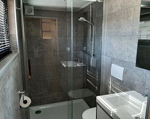 Stijlvolle badkamer met glazen douche in Vakantiehuis Tiny House 4, Hulshorst, Veluwe, voor ultiem comfort.