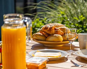 Ontbijt op het terras van Vakantiehuis Superieur 6, Hulshorst, Veluwe, met versgebakken broodjes.