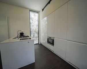 Moderne keuken met apparatuur in Chalet in Otterlo, Veluwe, perfect voor koken.