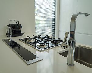 Stijlvolle keuken met kookplaat in Chalet in Otterlo, gelegen in de Veluwe.